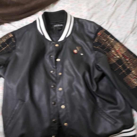 Guess - Picture 3 of 4